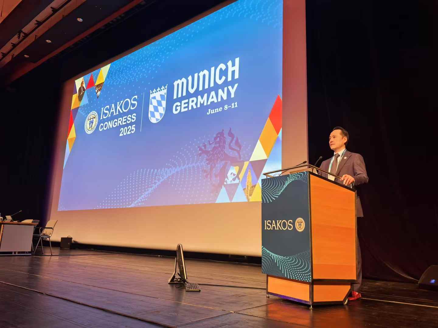 Dr. Jiwu Chen speaking at the 2025 ISAKOS Congress